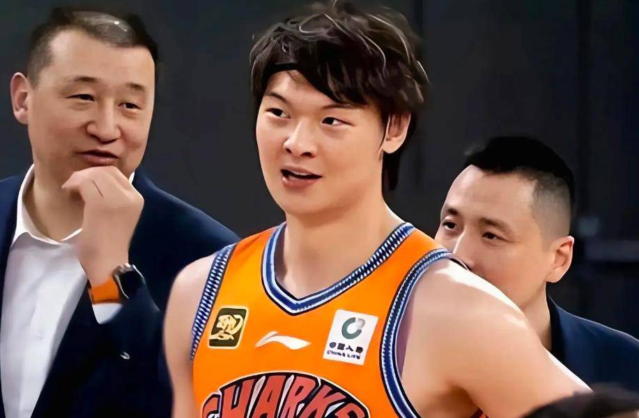 关于曝王哲林三年顶薪续约上海上赛季场均14.8分8篮板的信息