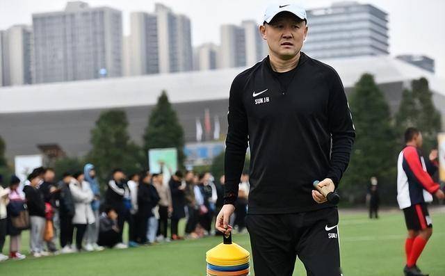 关于19岁天才2助攻撬开国足大门！36岁功勋突遭除名的信息