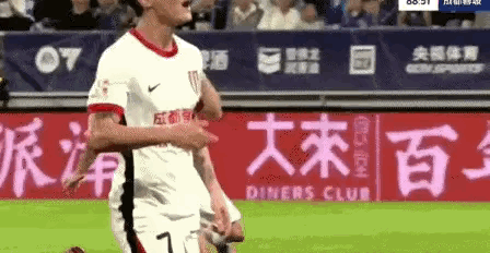 球迷辱骂韦世豪妻子！队友发声：连做人的底线都没了